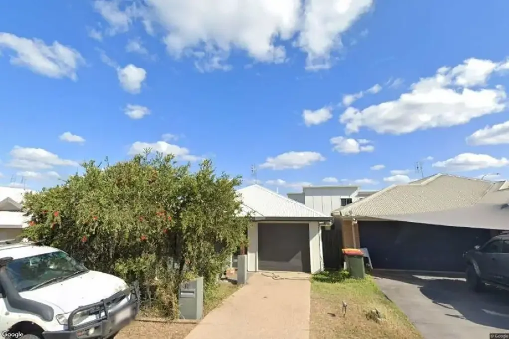 3 Bedroom home walking distance to shopping centre