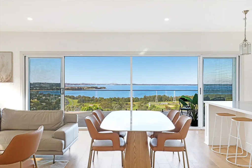 Koonawarra 4침실 Uninterrupted Lake Illawarra Views | Modern Living Elevated