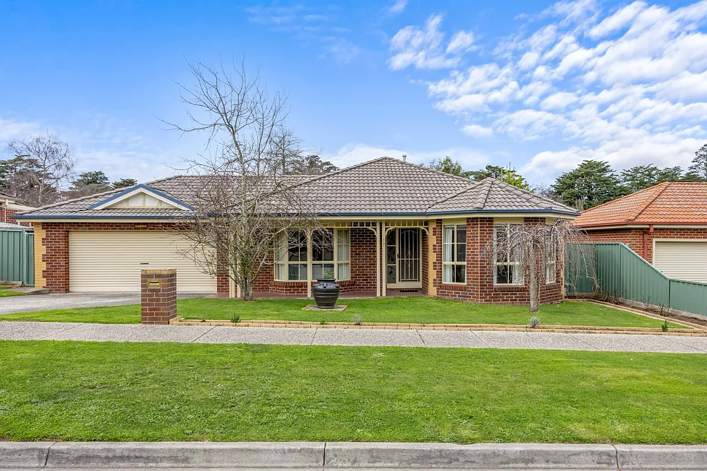 12 St Robbins Avenue, Lake Gardens, VIC 3355