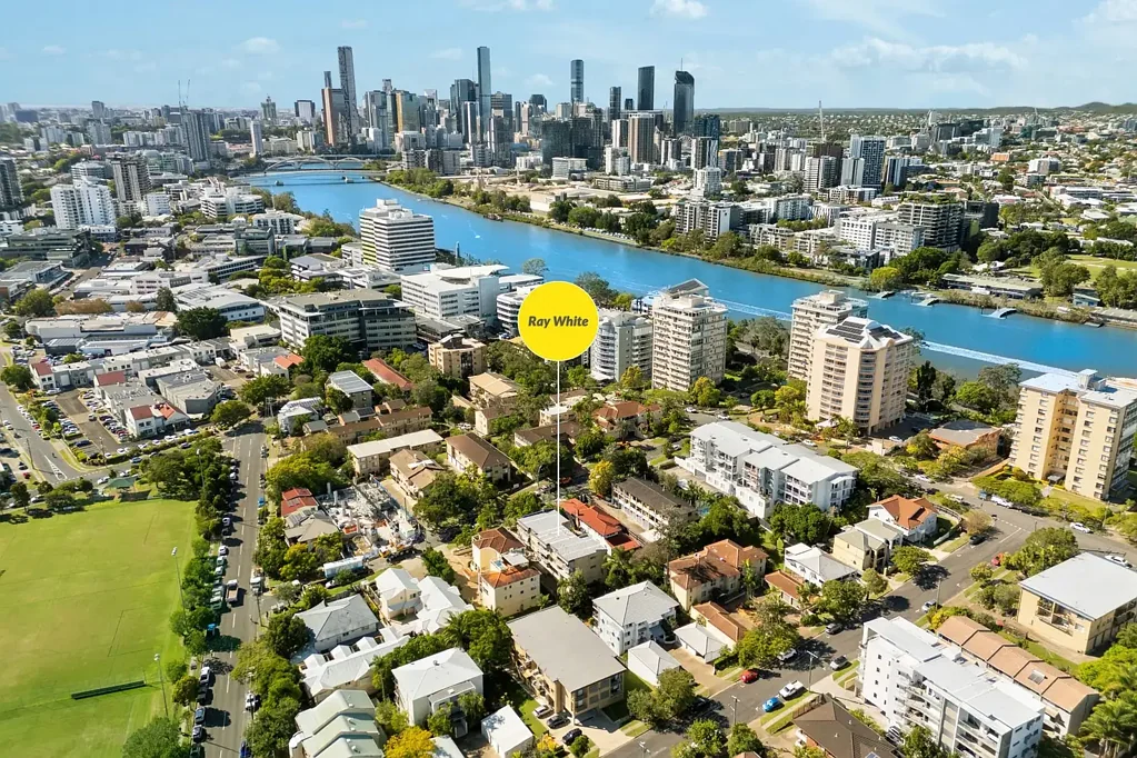 Auchenflower 2Zimmer LEAFY TOP-FLOOR LIVING IN A PRIME INNER-WEST POSITION