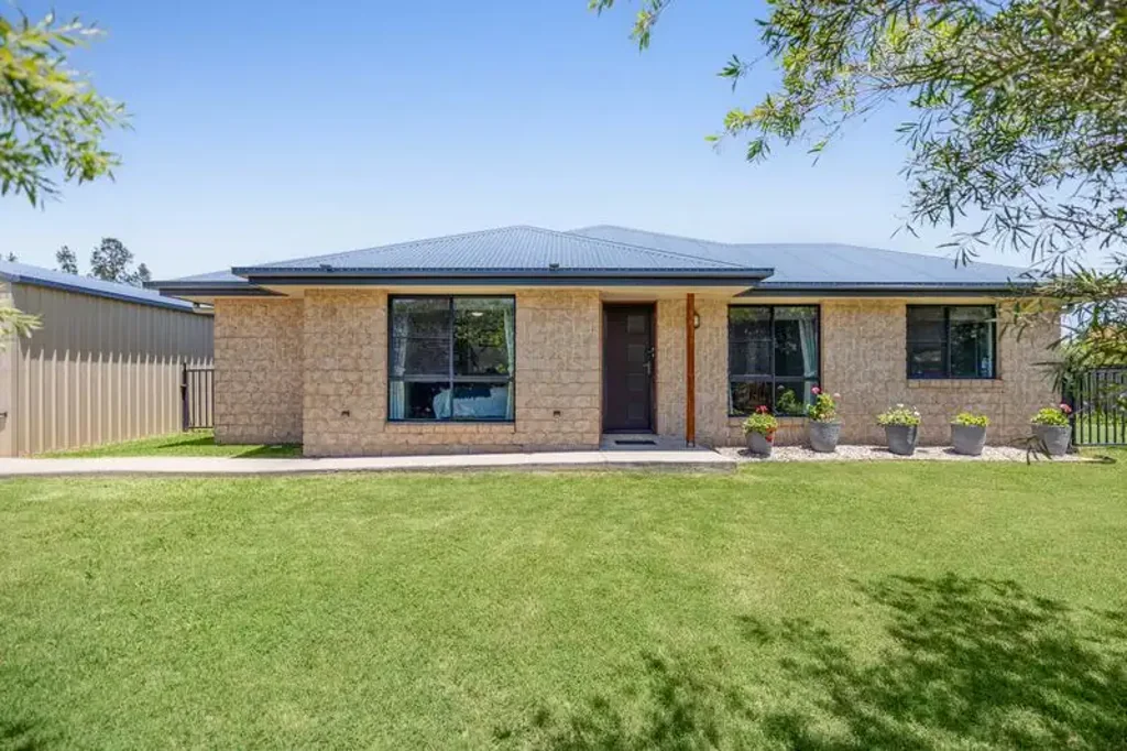 72 Phipps Drive, Meringandan West, QLD 4352