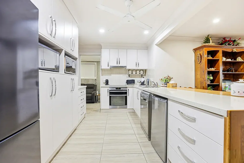 South Penrith 5房 宽敞642m²地块 五卧三独卫 双起居区 大遮盖雨篷 现代舒适之家 Spacious Family Living with Multiple Ensuites and Year-Round Entertaining