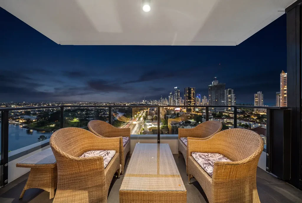 Broadbeach 2ห้องนอน ELEVATED APARTMENT WITH RIVER, CITY & HINTERLAND VIEWS