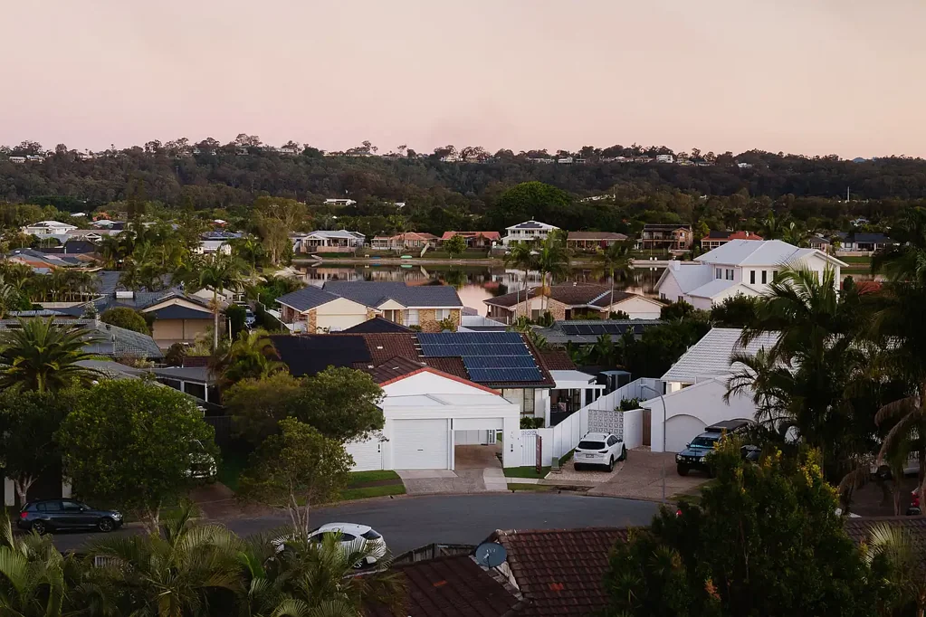 Burleigh Waters 3房  Quietly Exceptional; Reimagined Duplex in Burleigh Waters