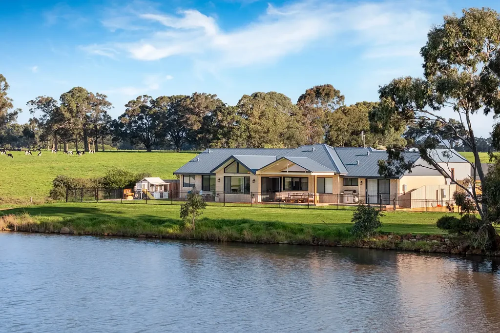 Cowaramup 4 Bedroom Luxe Rural Living with Lake and Farm Views