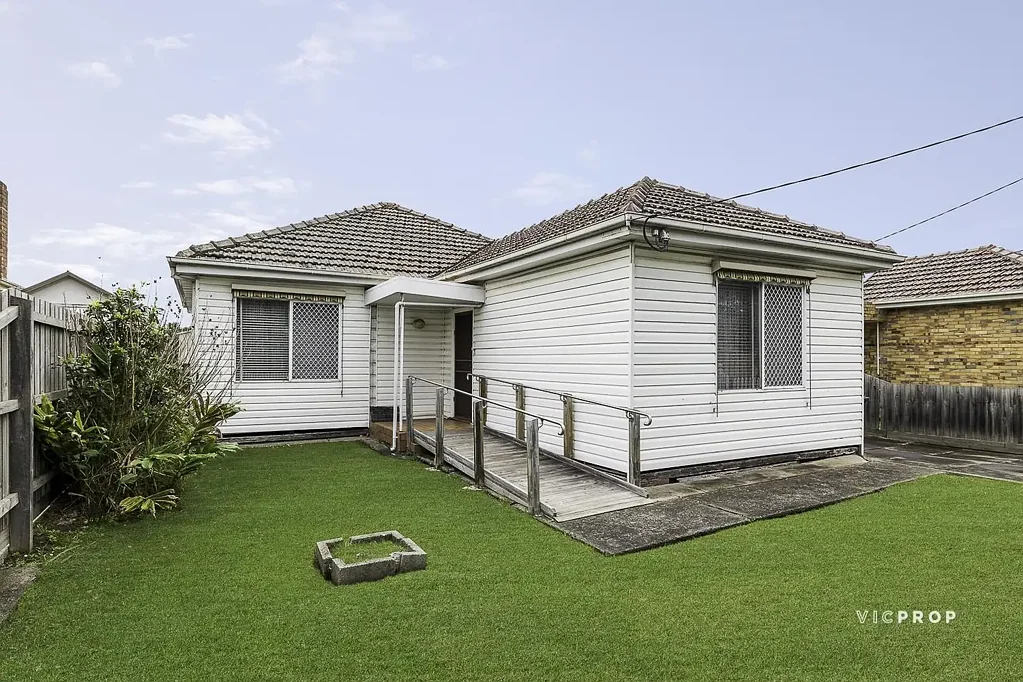 Pascoe Vale South 2房  Charming Home with Exciting Potential in a Sought-After Location