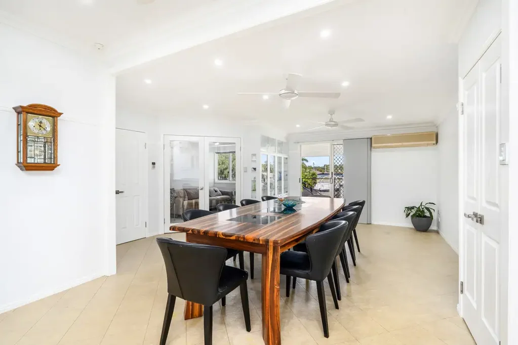 Urangan 5chambre Coastal Living at Its Finest – Dual Living Home on a Massive 1,128sqm Block Just Moments from the Beach