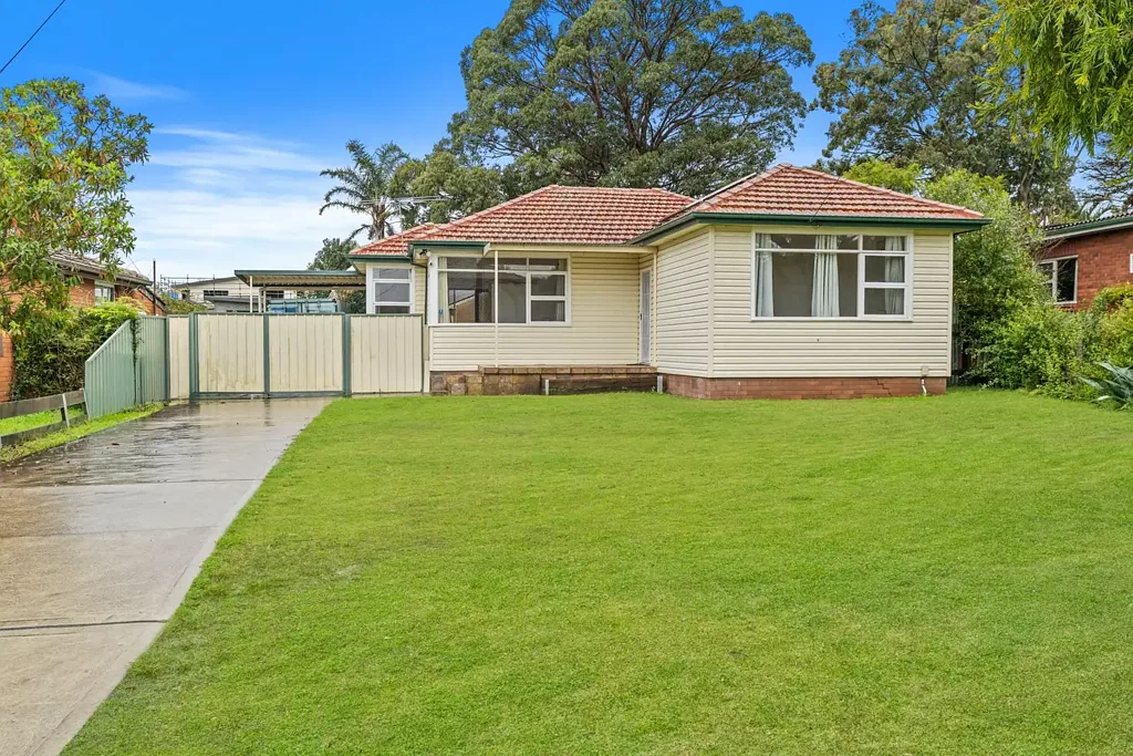 Macquarie Fields 3房 精装修三卧住宅 733.5㎡宽大地块 多个生活区 户外休闲区 大型后院 扩建潜力 强劲租赁需求 学校商圈近 Endless Potential in a Prime Location
