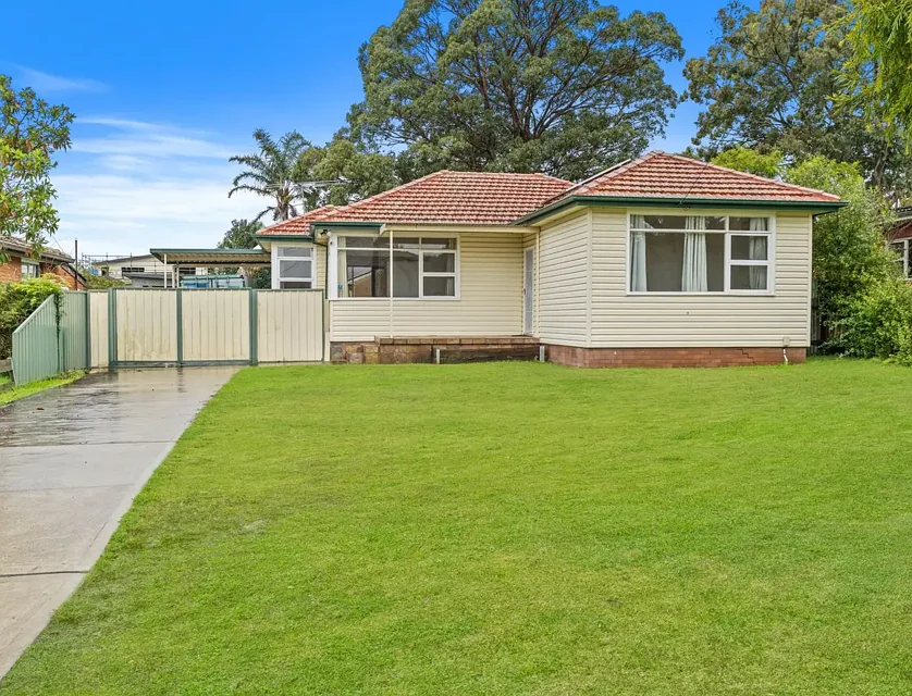 28 Bingara Road, Macquarie Fields, NSW 2564, 3房, 1浴, 独立屋