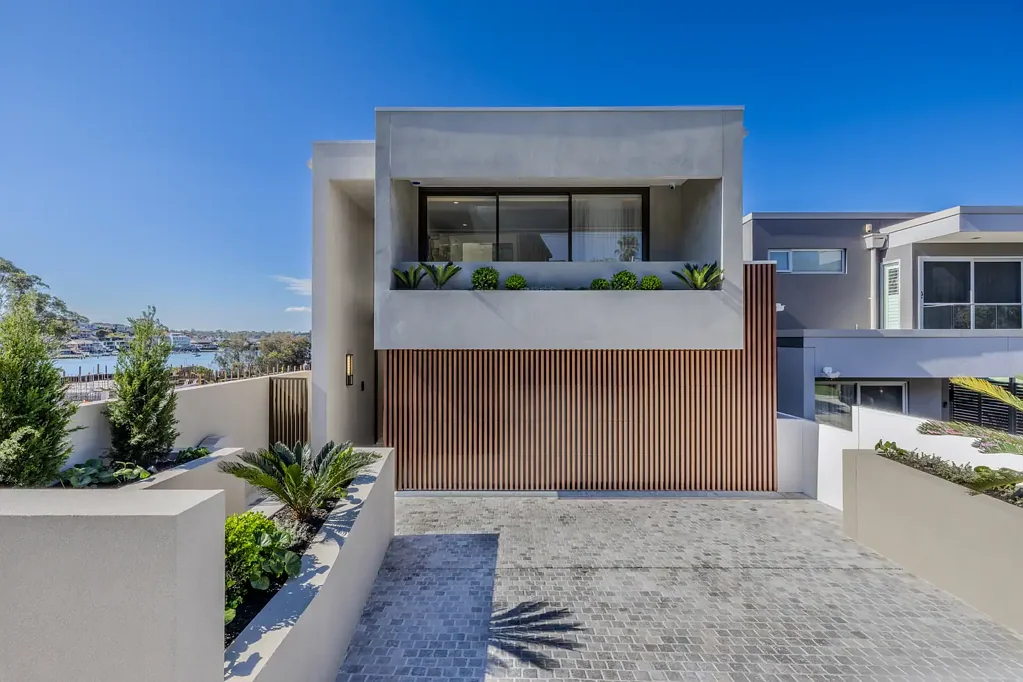 Russell Lea 4房 水岸地段奢居  建筑设计住宅  开敞式生活区  设计师厨房  天然石材饰面  度假村式泳池  无缝室内外流动  高端饰面细节 Architectural Waterfront Masterpiece with Designer Finishes
