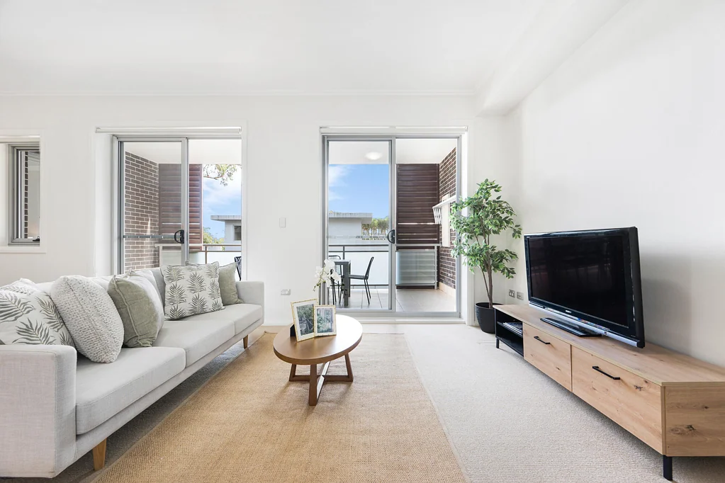 Turramurra 2房 宁静现代，全砖品质，社区生活举步之遥 Quietly modern, full-brick quality with village life steps away