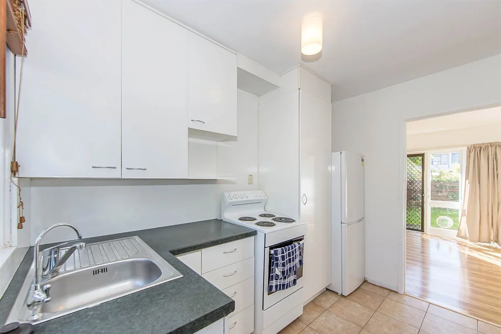 Tidy 2-Bedroom Unit + Courtyard, Walk to the B...