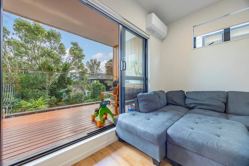 Greenhithe 3غرفة نوم Near-New Freehold: 3 Beds, 3 Baths + Garage