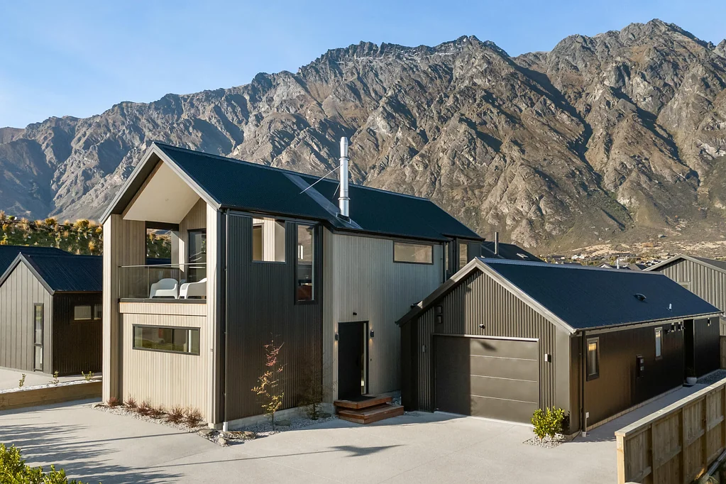 Jacks Point 5Habitaciones Impeccable Views. A Considered Home and Income.