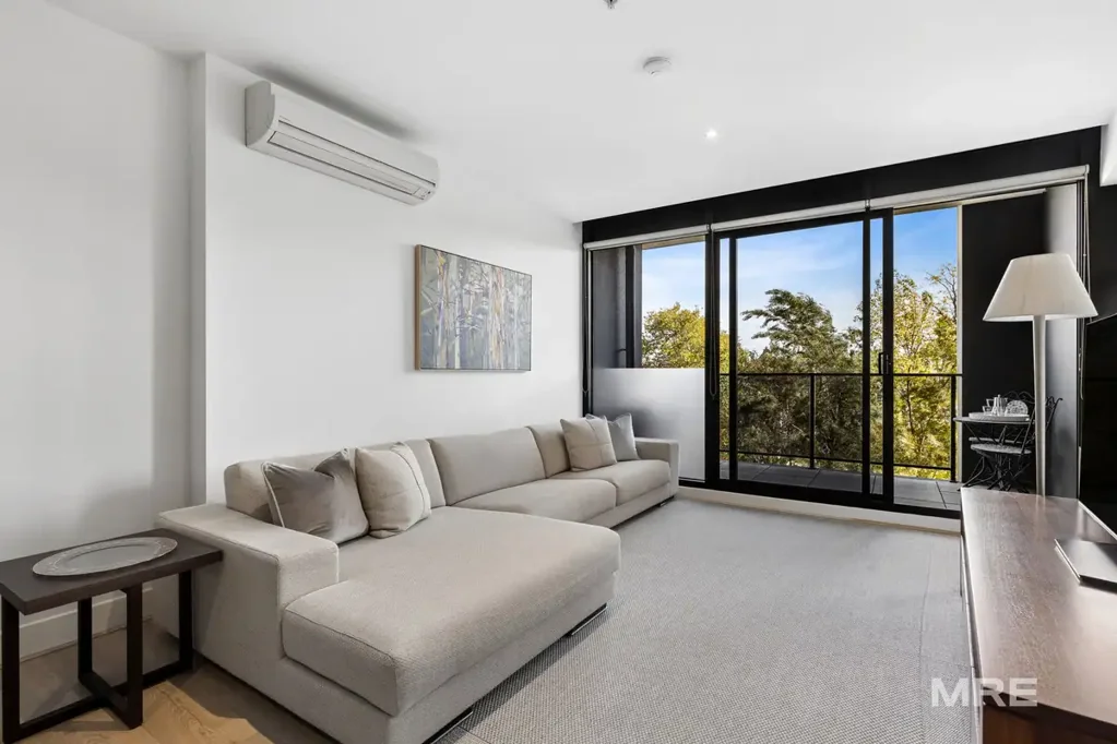 South Yarra 2房 South Yarra心脏地带 两居室公寓 硬木地板 绿意景观 健身房 屋顶烧烤 城市景观 咖啡馆近邻 Chic South Yarra Apartment with Leafy Outlook