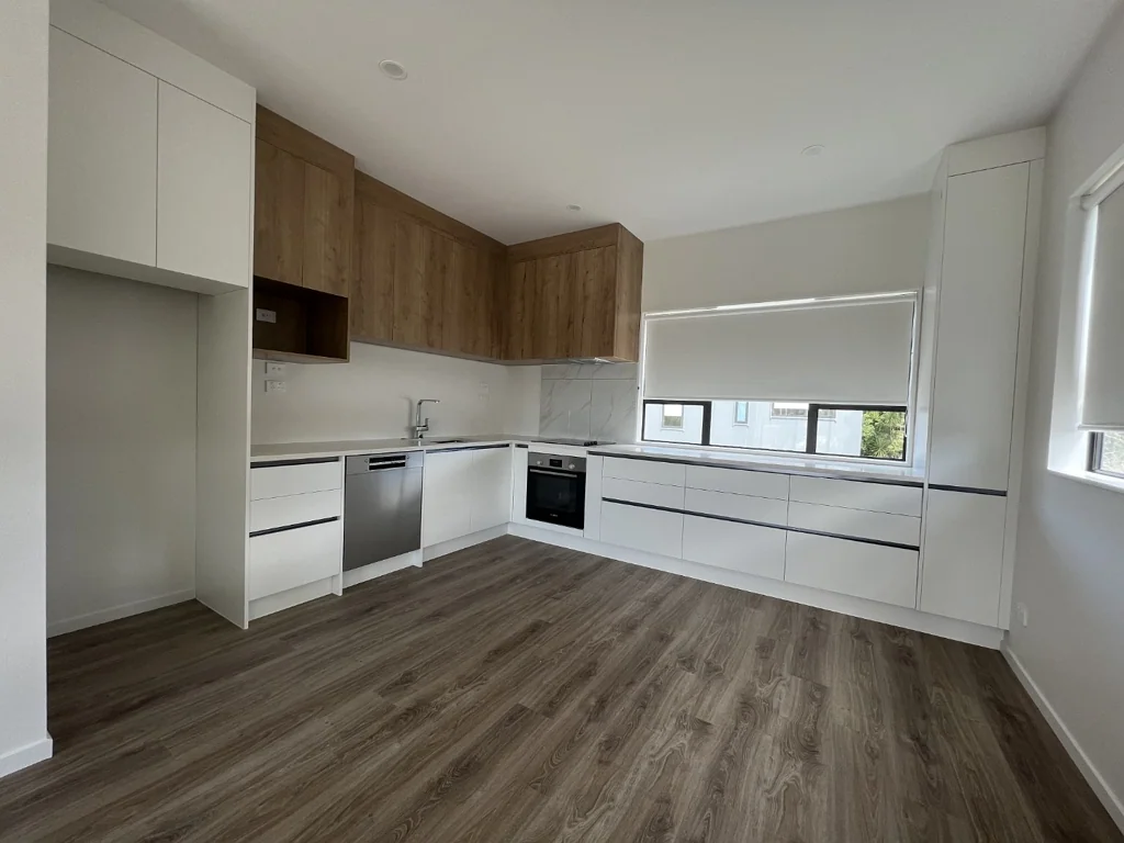 Lovely 3 Bedroom, 2 Bathroom Townhouse is Now Available to Rent.