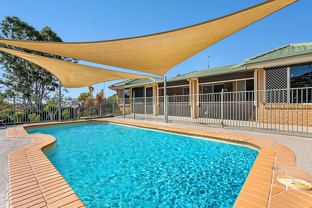 Dundowran Beach 5房  Spacious Coastal Living with Dual-Living Flexibility, Pool, Shed & Granny Flat