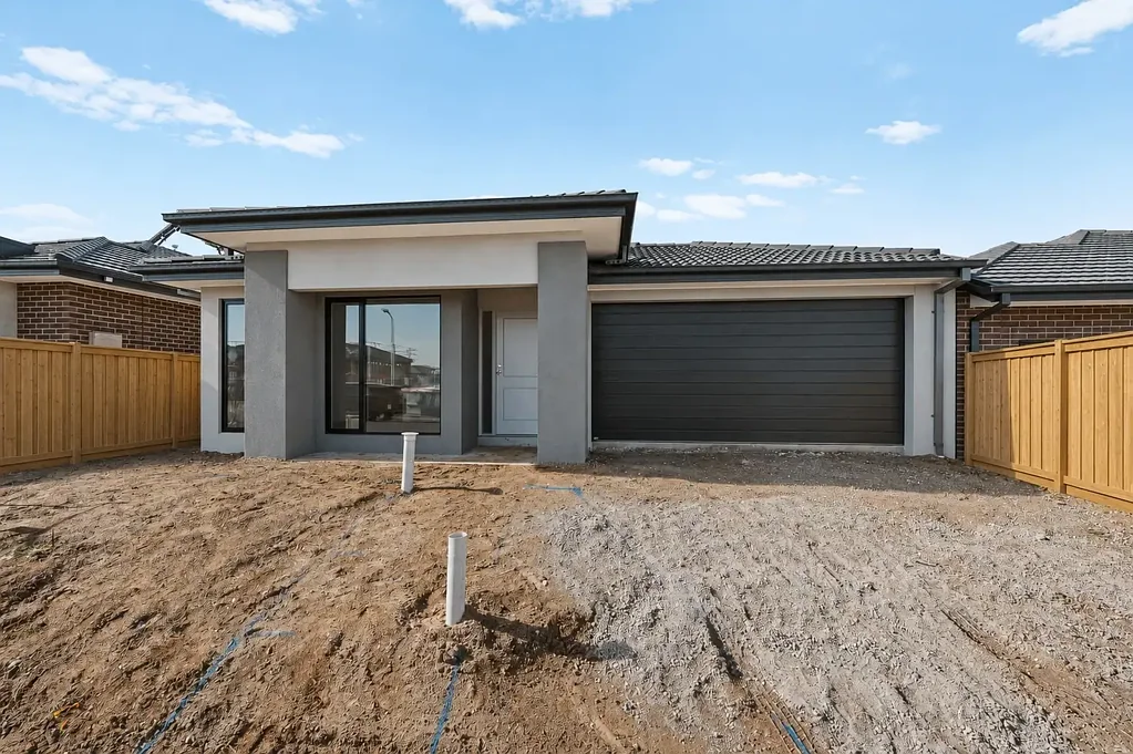 Brand New Modern Family Home in a Thriving Growth Location!
