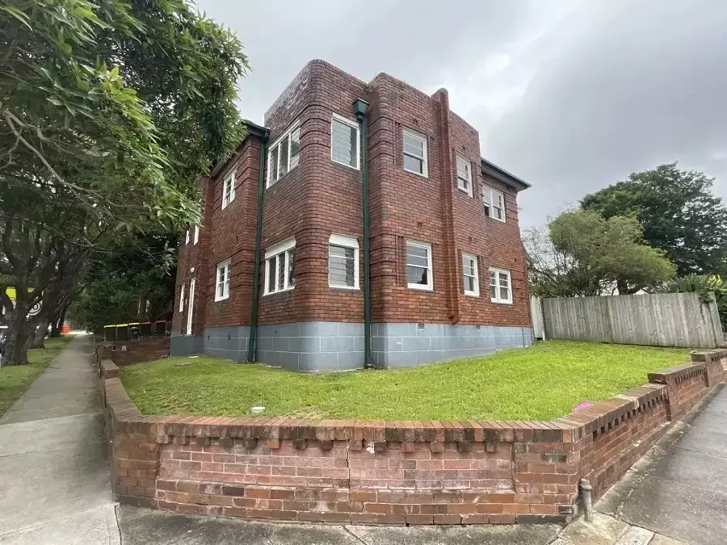 2 Bedroom Art-Deco Apartment