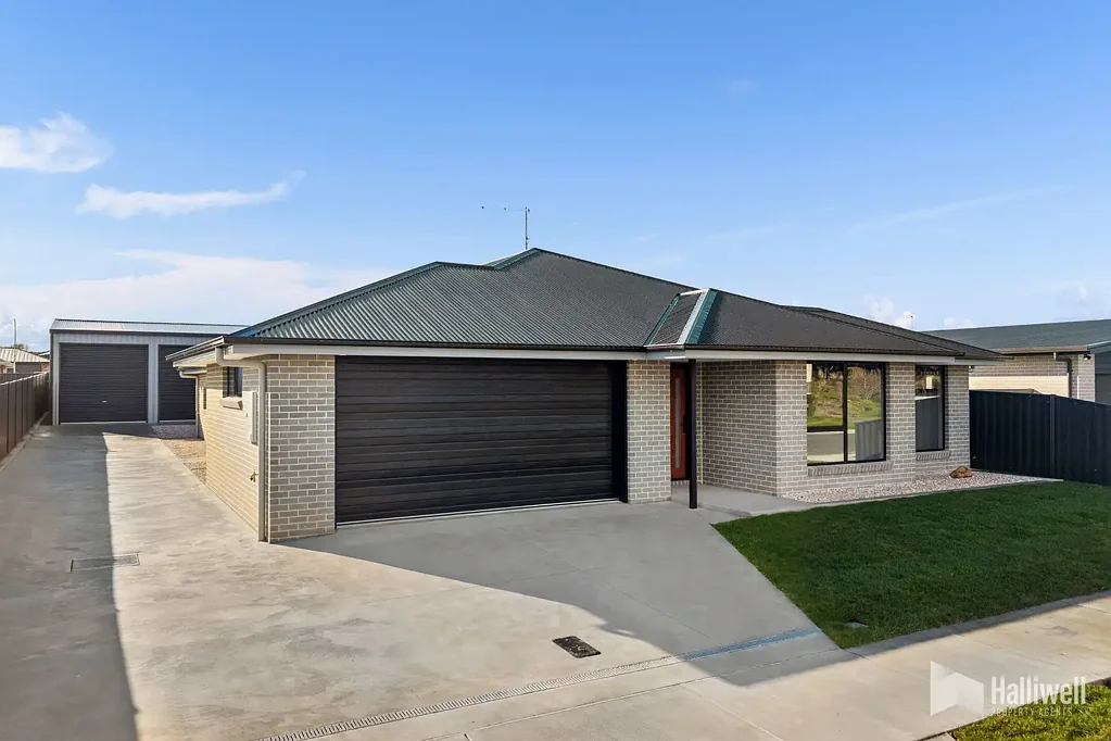 Latrobe 4 Slaapkamer Brand-New Family Luxury with Exceptional Garaging