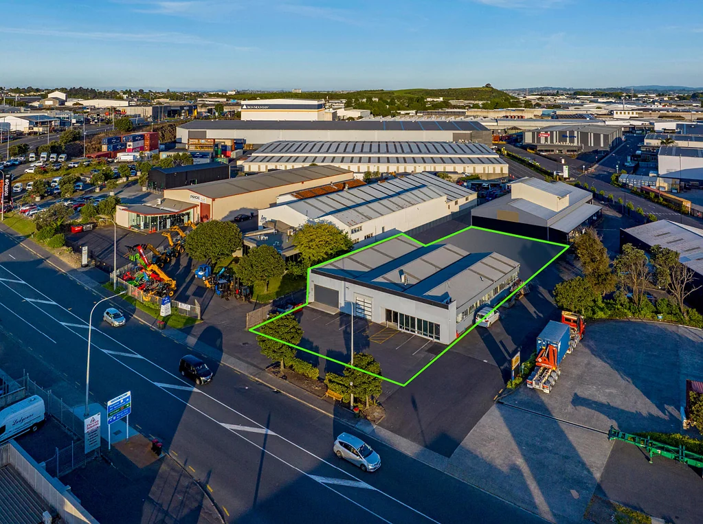 Penrose  Road front warehouse with 795sqm yard