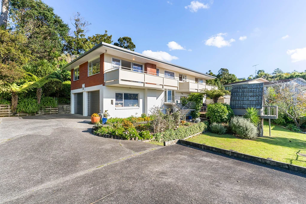 Mairangi Bay 4房  Big Land. Big Home. 978m² Freehold — Must Sell