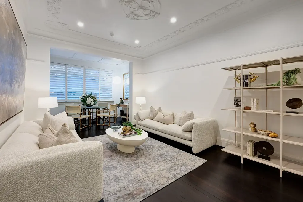 Potts Point 3房 悉尼黄金地段 Manar 庄园 优雅生活环境 宏伟古典建筑 精致庇护所 高雅天花板 深色木地板 宽敞起居区 阳光房 石英台面 超大卧室 步行生活方式 伍卢穆卢海滨 CBD邻近 全方位生活体验 Timeless 3-Bedroom Residence In The Iconic 'Manar' Estate, Potts Point