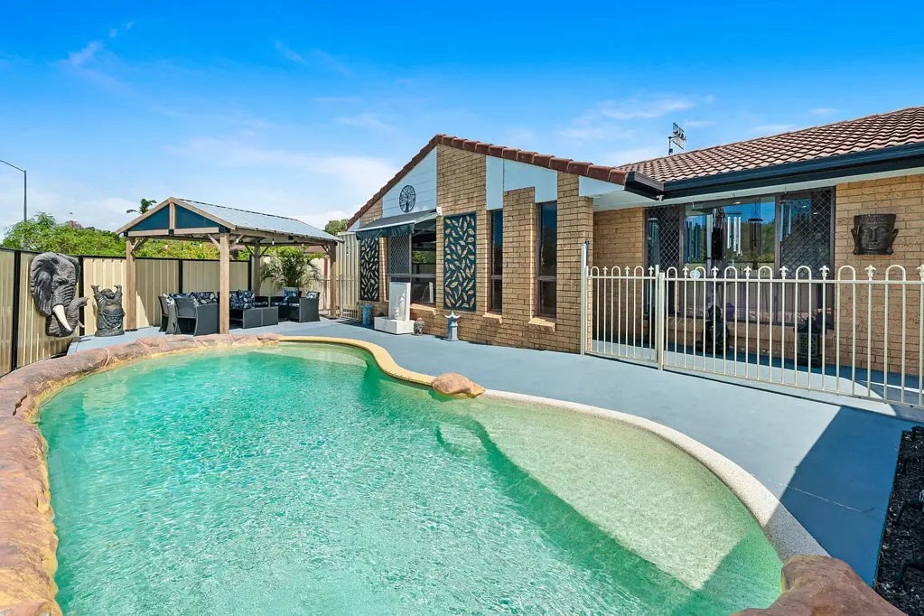Oxenford 4房  Prime Corner Block with Dual Street Access & Pool