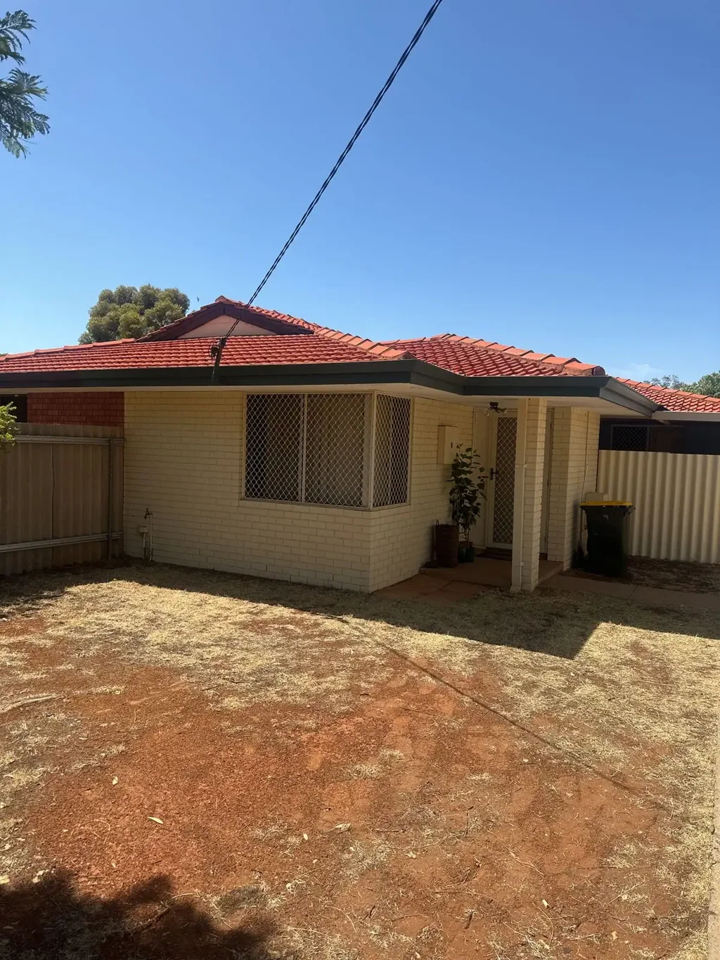 SPACIOUS FAMILY HOME WITH HUGE BACKYARD!