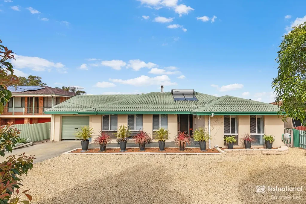 Bayonet Head 4ਬੈੱਡਰੂਮ Beautifully Maintained Double Brick 3/4-Bedroom Home with Rear Water & Town Views, Space & Comfort