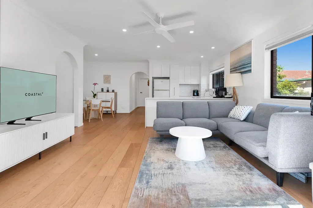 Broadbeach 2Zimmer SPACIOUS RENOVATED TOP FLOOR APARTMENT JUST 250M FROM THE BEACH