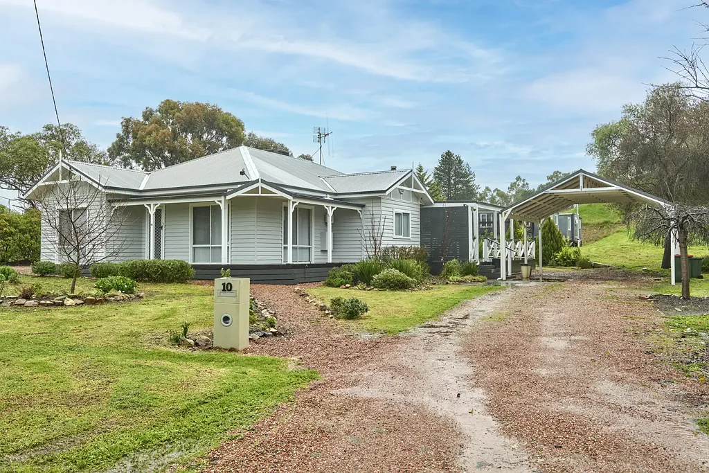 Stylish Family Living Walk To Town Location