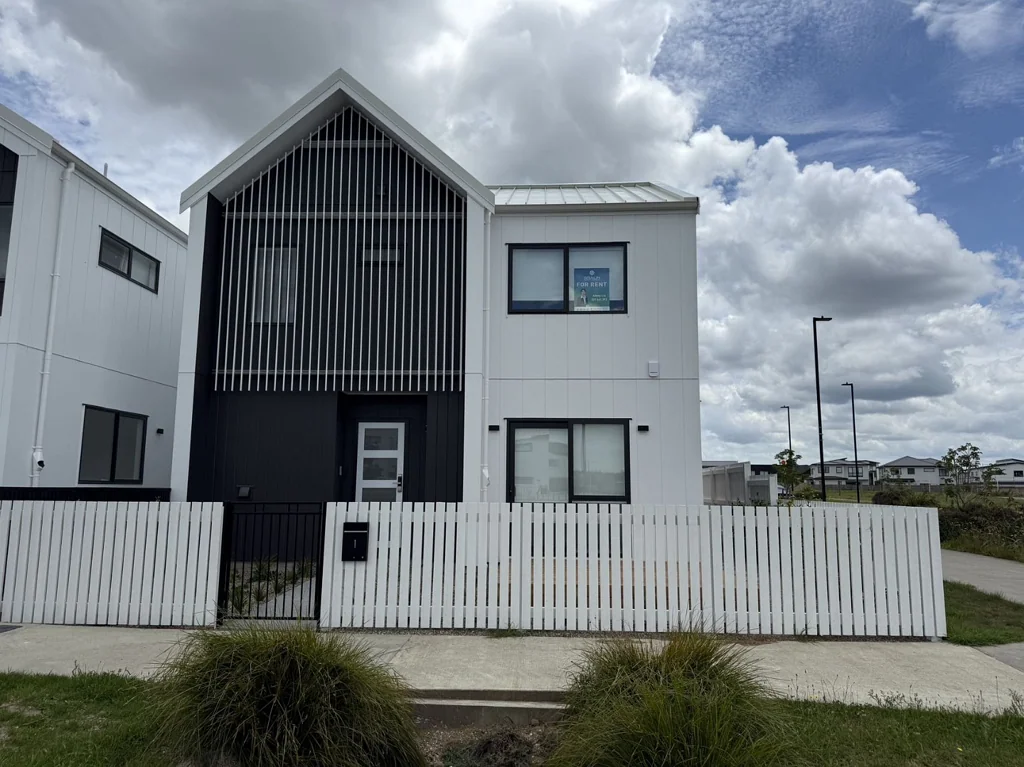 5 bedrooms house in Hobsonville