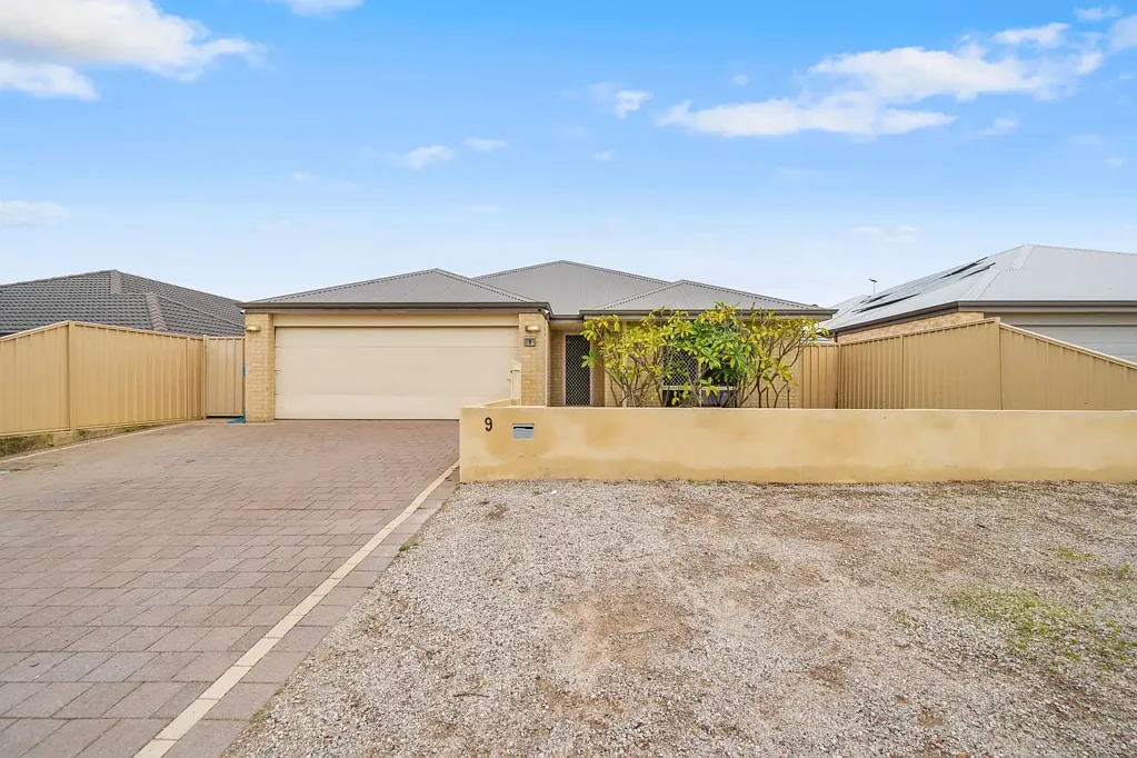 Baldivis 4Zimmer Easy family living with a poolside edge.