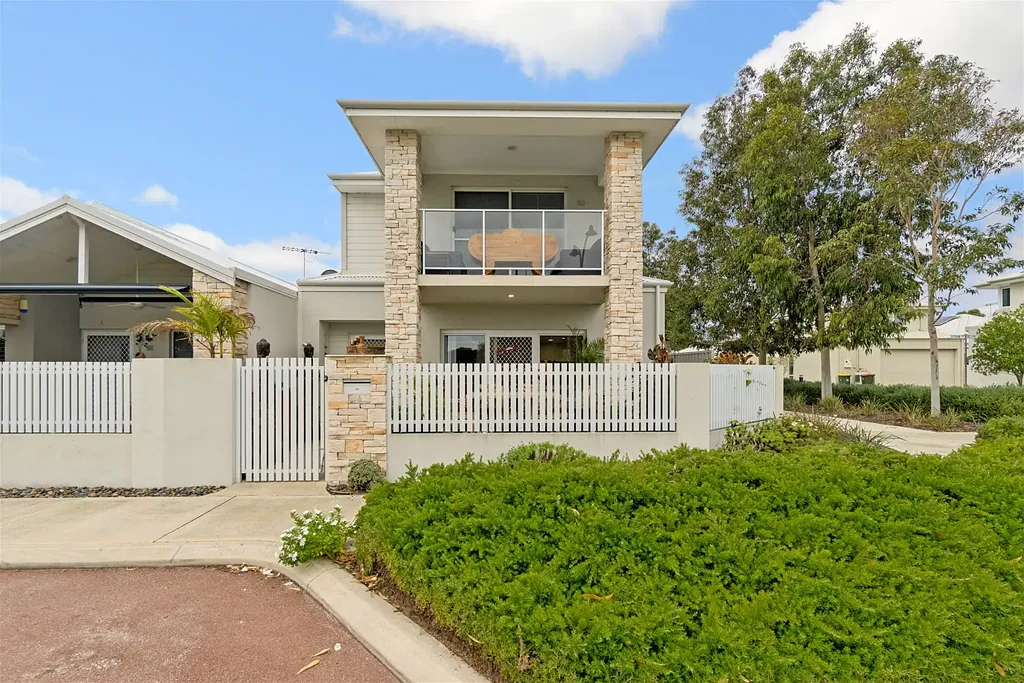 Gnangara 3ห้องนอน Over 55s Living with Lift + Golf Course Outlook from Living, Alfresco & Master Suite