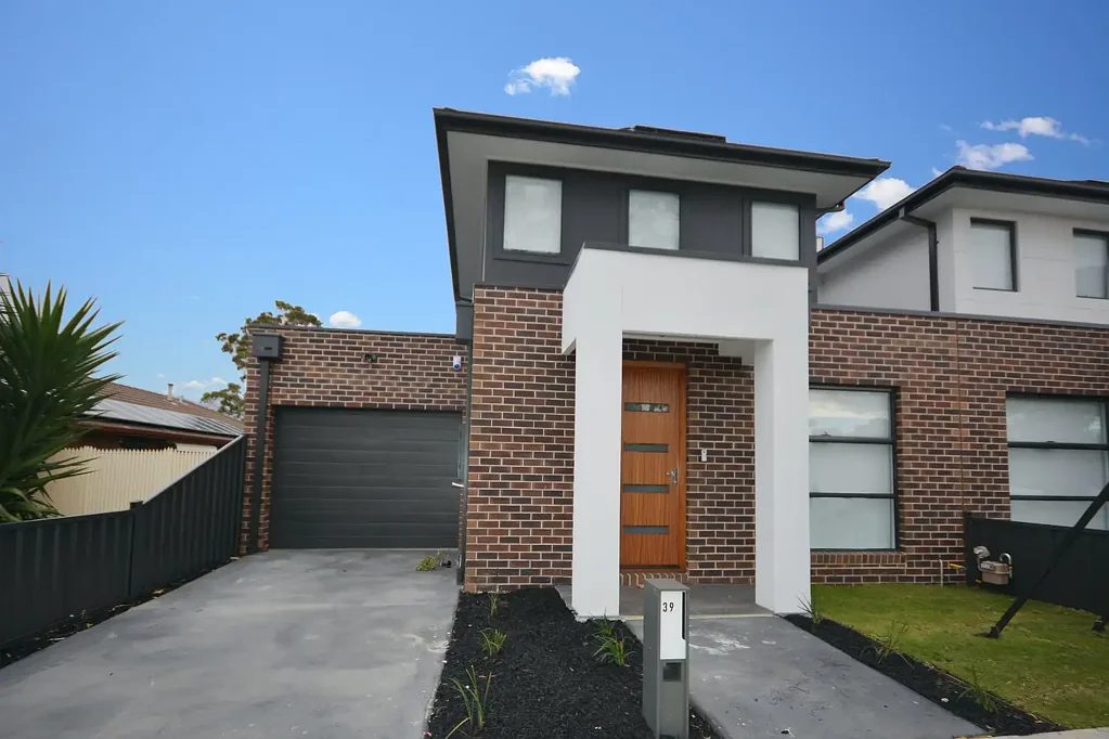 Immaculate, Luxurious and Low Maintenance Designer Townhouse