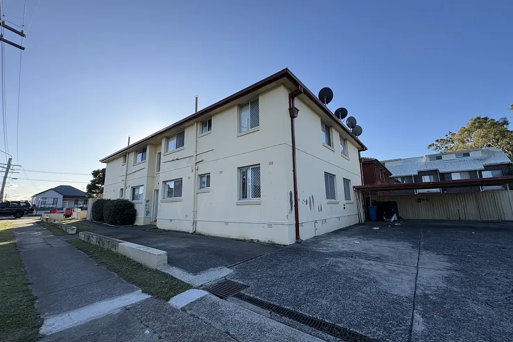 Freshly Painted 2 bedroom ground unit