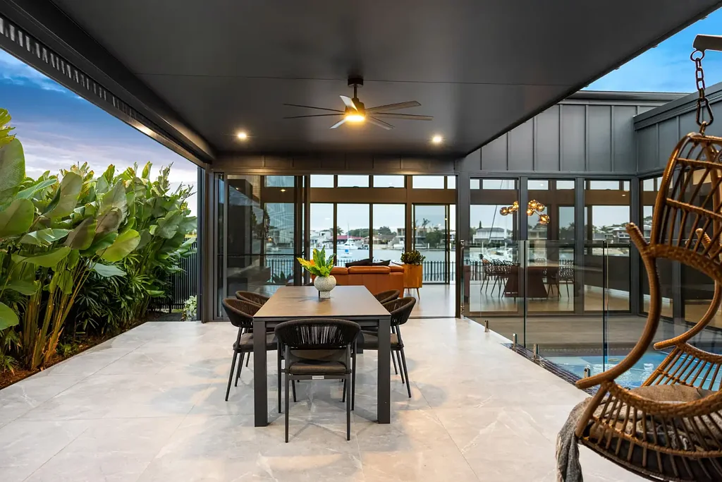 Mooloolaba 4침실 TIGHTLY HELD DEEPWATER MOOLOOLABA - OWNERS HAVE NOW RELOCATED AND WILL CONSIDER ALL SERIOUS OFFERS!