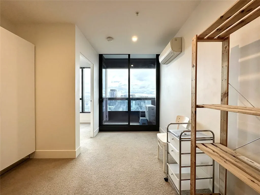 PARTLY FURNISHED TWO BEDROOM APARTMENT LOCATED IN HEART OF MELBOURNE CBD !!!