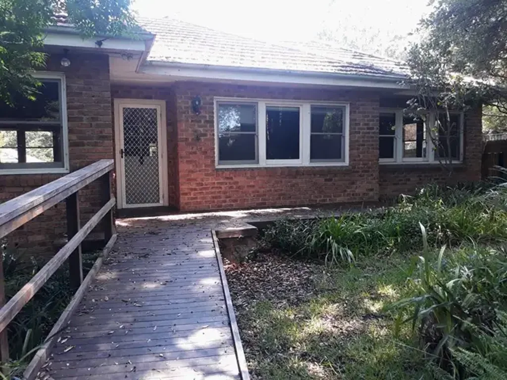 Quiet House w/ 3 beds, 1 bath, pet friendly, polished timber floors, big back garden & LUG