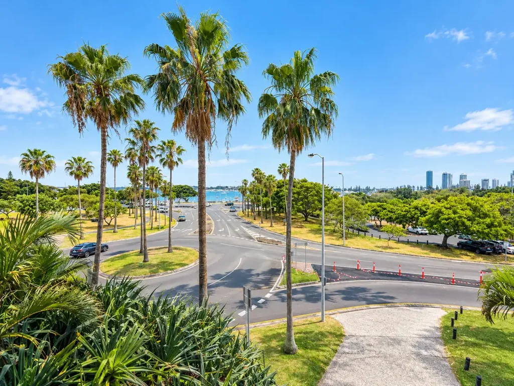 Southport 1Kwarto PRIME SOUTHPORT POSITION - BROADWATER VIEWS - VACANT & READY TO SELL!