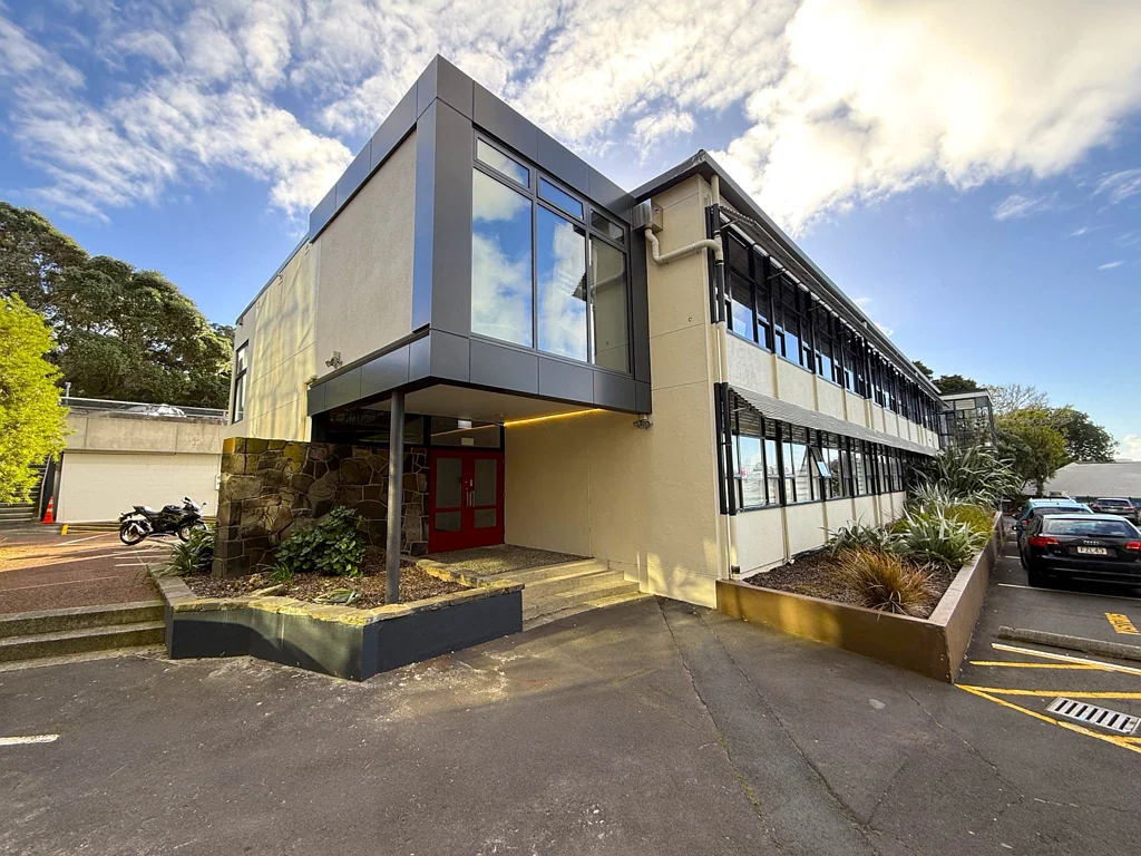 Newmarket  TIDY CENTRAL OFFICE WITH PARKING