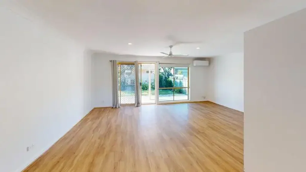 GROUND FLOOR VILLA WITH YARD & GARAGE IN CURRUMBIN WATERS