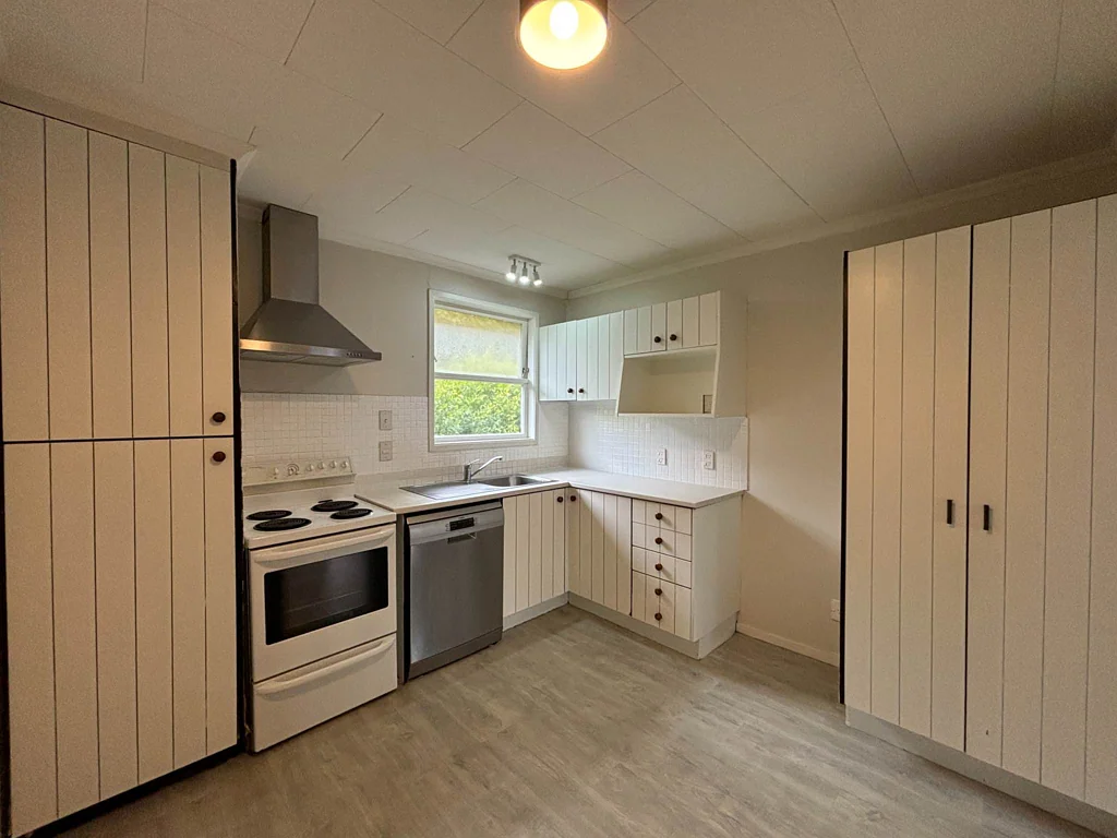 Modern 2-Bedroom Home with Storage & Off-Stree...