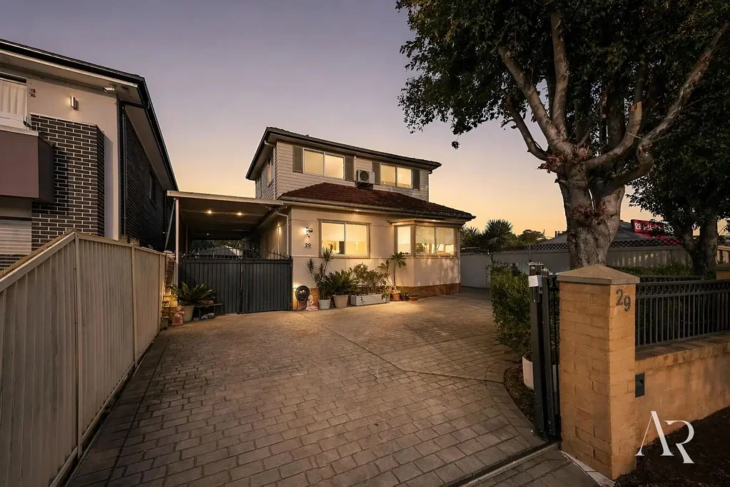 Panania 4कमरा Spacious Family Entertainer with Separate Teenage Retreat on 552sqm