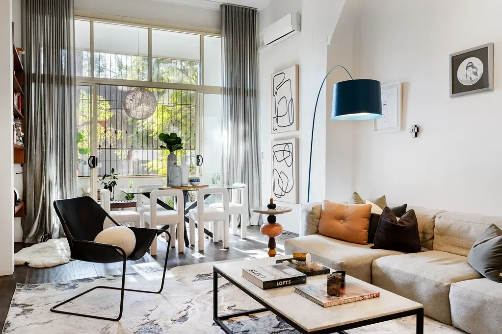 Woolloomooloo 2房 私人协议 - 价格指南 $1.45m
令人惊叹的北向阳光
3.7米高天花板，宽敞起居/用餐区
全面翻新，主卧带内置衣柜，提供2个停车许可证
靠近交通，步行到中央商务区，Woolworths超市
安全大楼，多个安全摄像头，大量存储空间 Stunning Warehouse Conversion at Oasis Building.
Oversized 2-Bedroom Apartment Full of Light & Character
