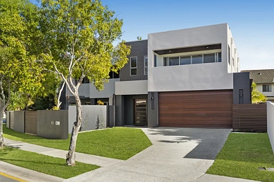 Biggera Waters 3房  A modern Harbour Quays residence designed for easy living & entertaining.