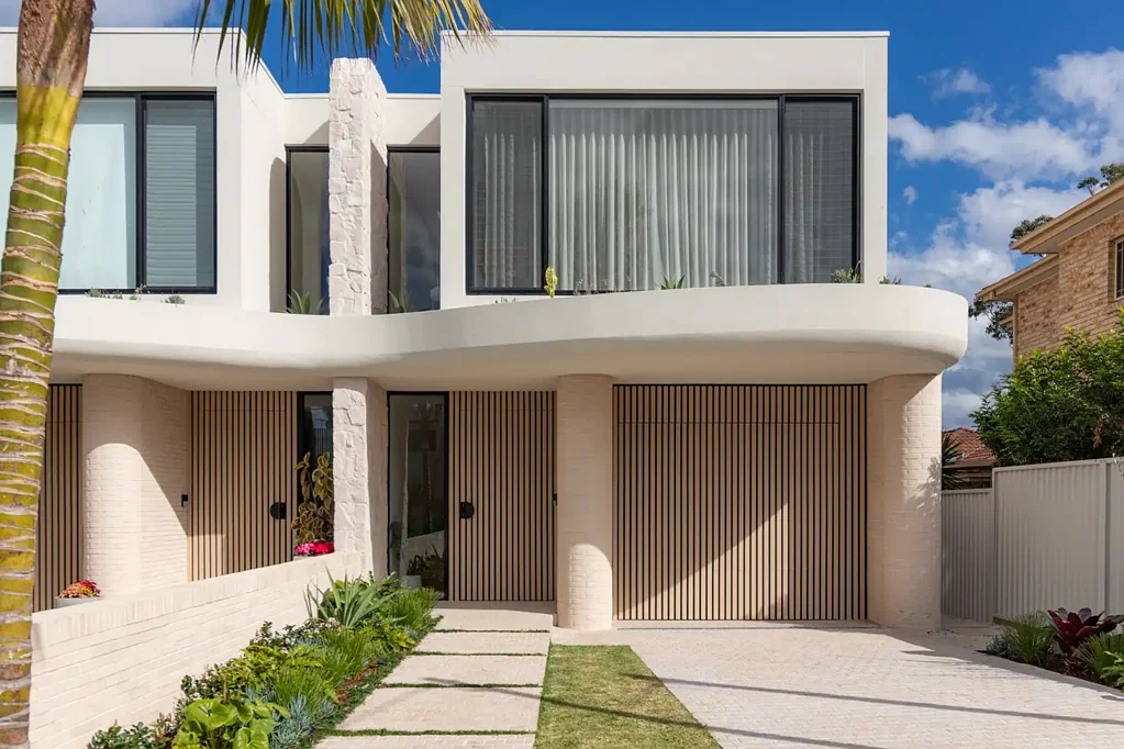 Stunning 5 bedroom Duplex with Lift & Pool