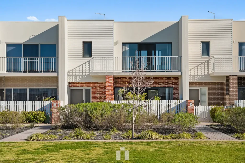 Treeby 3બેડરૂમ Stylish Dale Alcock-Built Green Titled Townhouse Overlooking Parklands.