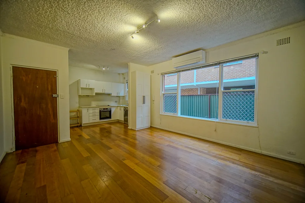 Bright & Spacious Three Bedroom Unit Moments from the Beach